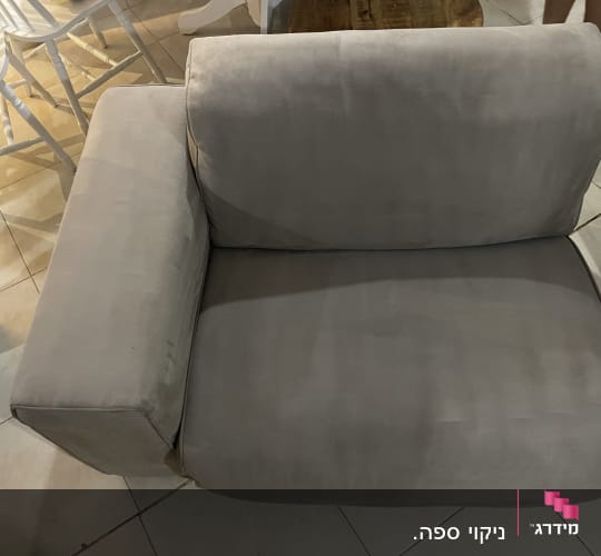 ספה אפורה עם דלי כחול על הרצפה
